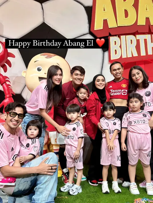 Syahnaz Sadiqah dan keduanya anak serta keluarga Tarra Budiman kompak mengenakan jersey pink dari klub Amerika, Inter Miami dipadukan celana denimnya. [@syahnazs]