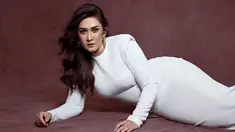 Seperti inilah penampilan Nafa Urbach dalam photoshoot terbarunya bersama seorang fotografer bernama Deny Mirrorcle. Penyanyi sekaligus aktris itu tampil begitu menawan dengan berpose menghadap kamera tanpa senyum yang memberikan tatapan tajam. (Liputan6.com/IG/@denymirrorcle)