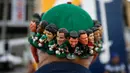 Seorang suporter mengenakan topi berhias gambar para pemain Timnas Meksiko saat menghadiri laga persahabatan antara Meksiko dengan Skotlandia di Stadion Azteca, Mexico City, Meksiko, Sabtu (2/6). Meksiko menang 1-0. (AP Photo/Rebecca Blackwell)