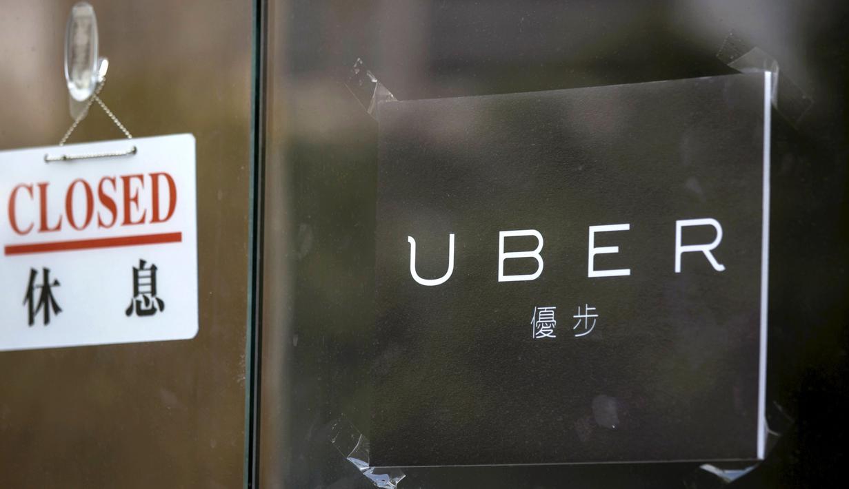 Kantor Uber Inc ditutup usai polisi Hong Kong melakukan razia, Selasa (11/8/2015). Dalam razia ini polisi mengamankan 5 orang yang tertangkap basah memberikan jasa pelayanan sebagai sopir taxi dengan kendaraan ilegal. (REUTERS/Apple Daily)