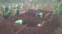 Korban Pembunuhan Pulomas Dimakamkan Berderet di TPU Tanah Kusir 