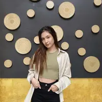 Mengenakan crop top Army, dipadukan dengan outer kemaja dan demin hitam, Mikha Tambayong memelihatkan perut ratanya yang didapat karena tidak makan nasi selama 6 tahun. Instagram Mikha Tambayong