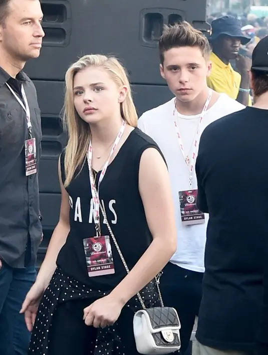 Melansir Hollywoodlife.com, dilaporkan bahwa banyak fans mereka yang curiga keduanya kembali bersama lantaran Chloe mengunggah foto genggaman tangan. Selain itu Brooklyn juga mengunggah foto rambut blonde yang tampak samar. (AFP/Bintang.com)