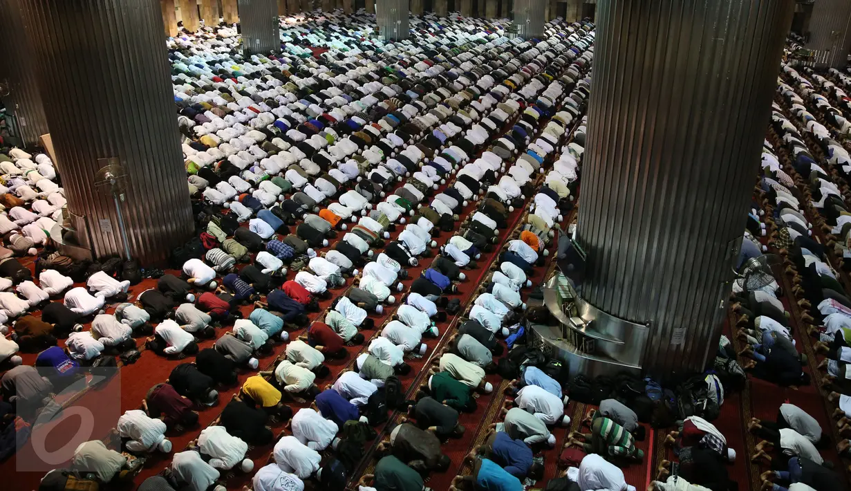 Ribuan umat muslim dari berbagai daerah sedang beristirahat usai tiba dan menjalankan salat Shubuh di Masjid Istiqlal, Jakarta. (04/10). (Liputan6.com/Johan Tallo)