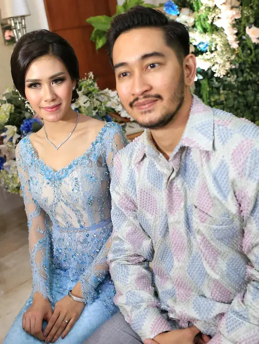 Kedua kekasih yang telah menjalin hubungan beberapa tahun itu mengaku bersyukur dengan lancarnya acara lamaran. Meski keduanya sempat tegang sebelum acara dimulai. (Adrian Putra/Bintang.com)