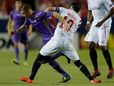 Duel panas terjadi di leg pertama semifinal Europa League antara Sevilla dengan Fiorentina di Stadion Ramon Sanchez , Spanyol, Kamis (7/5/2015). Sevilla menang 3-0 atas Fiorentina. (REUTERS/Marcelo del Pozo)