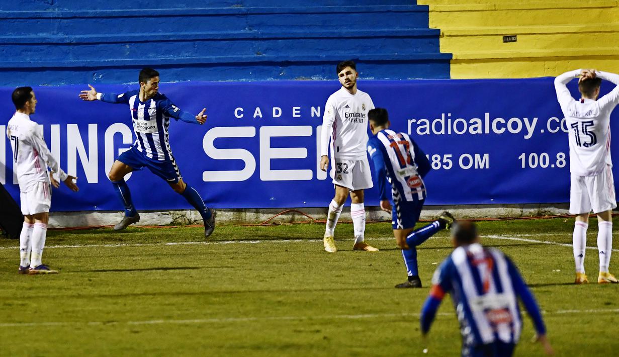Pemain Alcoyano, Juanan, melakukan selebrasi usai mencetak gol ke gawang Real Madrid pada laga Copa del Rey di Stadion El Collao, Rabu (20/1/2021). Real Madrid takluk dengan skor 2-1. (AP/Jose Breton)
