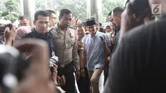 Bakal calon wakil presiden, Sandiaga Uno mendatangi gedung KPK, Jakarta, Selasa (14/8). Kedatangan Sandiaga untuk melaporkan LHKPN yang merupakan bagian dari syarat pencalonan dirinya sebagai bakal cawapres. (Liputan6.com/Herman Zakharia)