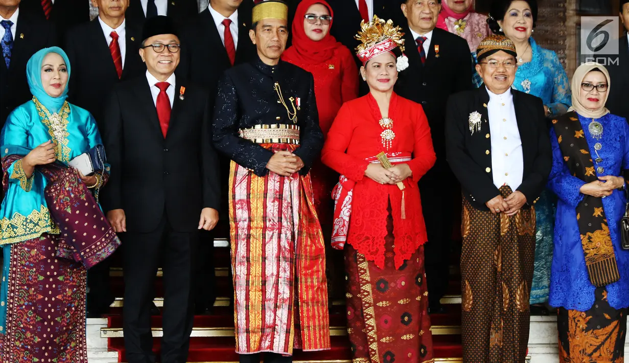 Presiden Jokowi didampingi Ibu Negara Iriana dan Wakil Presiden Jusuf Kalla didampingi Mufidah Kalla berfoto bersama sebelum menghadiri Sidang Tahunan MPR RI Tahun 2017 di Kompleks Parlemen, Senayan, Jakarta, Rabu (16/8). (Liputan6.com/Angga Yuniar)