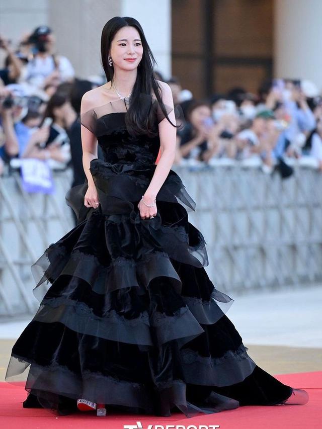 Parade Busana Disney Princess dari Yoona SNSD, Song Hye Kyo hingga Bae Suzy di Blue Dragon Series Award