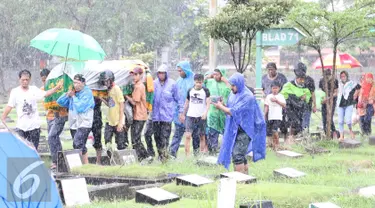 Jenazah aktris senior Shinta Muin saat tiba di Taman Pemakaman Umum Karet Bivak, Jakarta, Rabu (21/9). Aktris senior Shinta Muin meninggal dunia di usia 68 tahun. (Liputan6.com/Herman Zakharia)