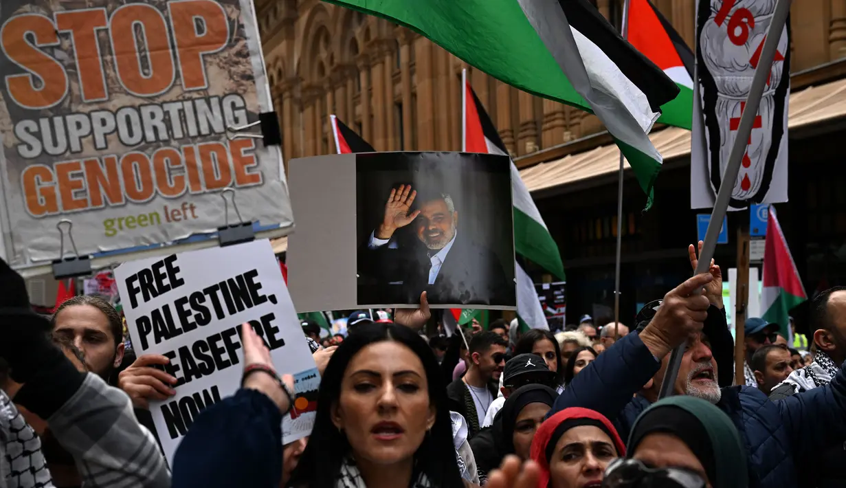 Mereka berunjuk rasa mengutuk pembunuhan pemimpin Hamas Ismail Haniyeh. (Saeed KHAN/AFP)