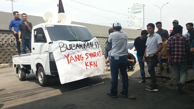 Sejumlah aktifis berunjuk rasa di depan Kantor Kejati Sulsel menuntut tindak lanjut kasus dugaan oknum pengusaha tukang atur-atur proyek alkes di Sulsel (Liputan6.com/ Eka Hakim)