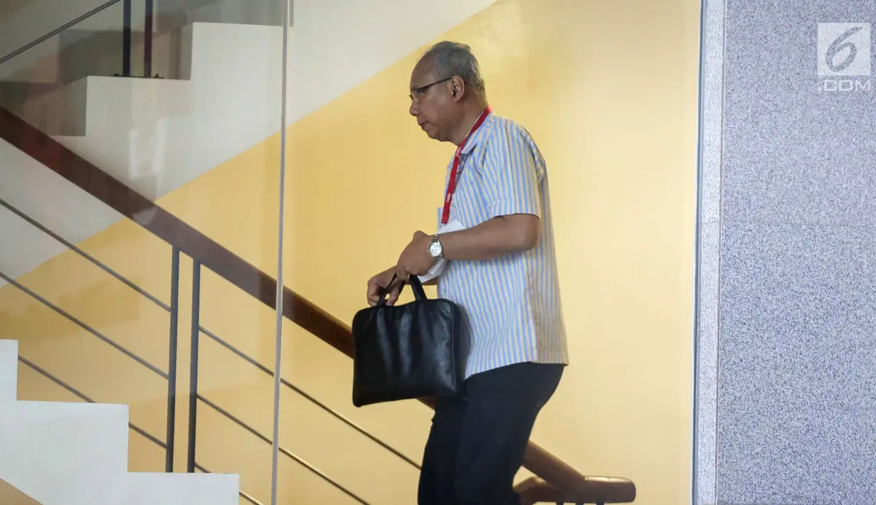 Dokter Rumah Sakit (RS) Medika Permata Hijau, Bimanesh Sutarjo, memenuhi panggilan di Gedung KPK, Jumat (12/1). Bimanesh menjadi tersangka dalam kasus dugaan tindak pidana mencegah dan merintangi penyidikan Setya Novanto. (Liputan6.com/Faizal Fanani)