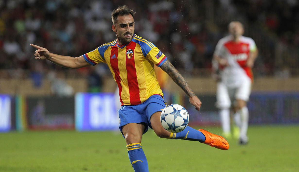 4. Paco Alcacer, gagal mendapatkan Nolito dan Kevin Gameiro membuat Barcelona menjadikan bomber Valencia ini sebagai solusi. Marca menyebutkan jika Barca menyiapkan dana sebesar 35 juta pounds untuk mendatangkannya ke Nou Camp. (AFP/Jean Magnenet)