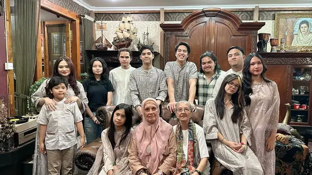 Potret Mulan Jameela dan Ahmad Dhani rayakan lebaran bersama anak dan keluarga besar (Sumber: Instagram/@mulanjameela1)
