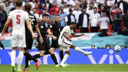 Inggris mendapatkan dua peluangpertama lewat tembakan Raheem Sterling dari luar kotak penalti. Namun, Neuer masih terlalu tangguh di bawah mistar Jerman. (Foto: AP/Pool/Andy Rain)