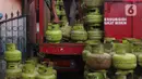 Pekerja tengah menata tabung gas LPG 3 kg di kawasan Tangerang Banten, Kamis (17/2/2022). Impor LPG diperkirakan dapat menembus angka Rp67,8 triliun pada 2024. (Liputan6.com/Angga Yuniar)
