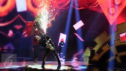 Musisi Piyu saat beraksi menggunakan gitar pada gelaran Indonesian Box Office Movie Awards (IBOMA) 2016 di Studio 6 Emtek City, Kamis (17/3). Sejumlah artis dan musisi tanah air hadir pada IBOMA 2016 kali ini. (Liputan6.com/Helmi Afandi)