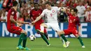 Penyerang Polandia, Robert Lewandoski (tengah) berusaha melewati para pemain Portugal pada perempat final Piala Eropa di Stade Velodrome, Perancis, (1/7). Portugal melaju ke Semifinal usai menang adu penalti dengan skor 5-3. (REUTERS / Yves Herman)