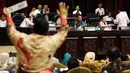 Wakil Ketua DPD Farouk Muhammad (kiri) di dampingi GKR Hemas saat menggelar Sidang Paripurna luar biasa mencari pengganti mantan Ketua DPD Irman Gusman di Kompleks Parlemen, Senayan, Jakarta, Selasa (11/10). (Liputan6.com/Johan Tallo)
