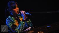 Penyanyi Isyana Sarasvati saat melakukan konser di kawasan SCBD, Jakarta Selatan, Rabu (25/11). (Liputan6.com/Faisal R Syam)