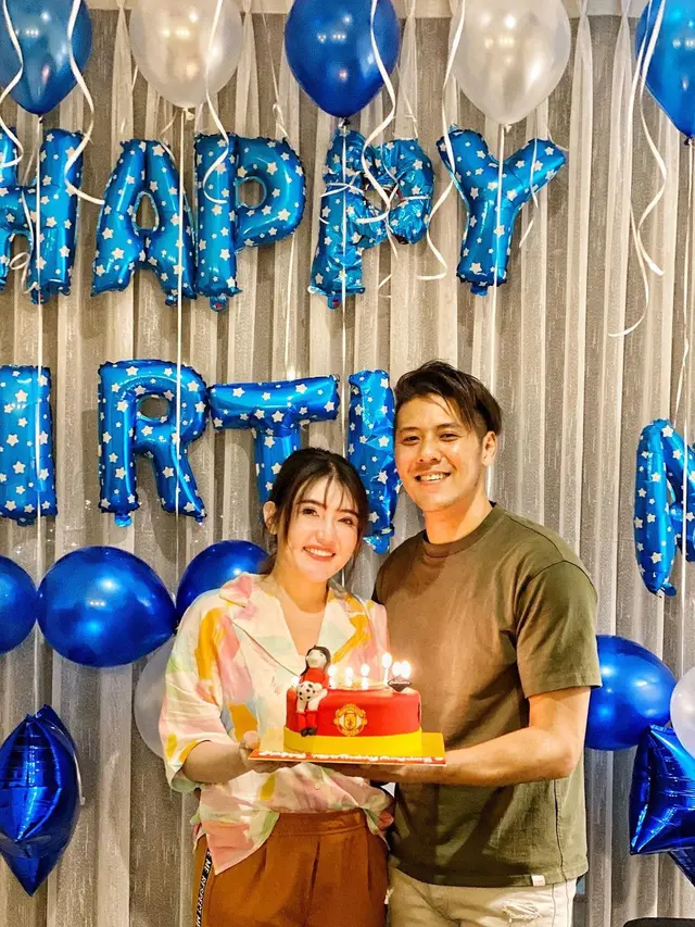 Penyanyi dangdut Via Vallen menikah dengan vokalis papinka Chevra Yolandi pada Jumat 15 Juli 2022 (Foto: Instagram @viavallen)
