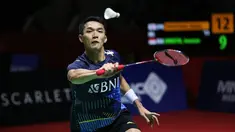 Dua tunggal putra Indonesia yang bertanding pada hari kedua Kejuaraan Bulu Tangkis Indonesia Open 2023, Rabu (14/6/2023) di Istora Senayan, Jakarta, bernasib berbeda. Masih memainkan babak 32 besar, Chico Aura Dwi Wardoyo dipastikan tersingkir setelah takluk dari wakil Singapura, Loh Kean Yew. Sementara Jonatan Christie justru melaju ke babak 16 besar setelah menumbangkan tunggal putra Jepang, Kanta Tsuneyama. Satu wakil tuan rumah lainnya, Anthony Sinisuka Ginting baru akan bermain malam nanti. (Bola.com/Bagaskara Lazuardi)