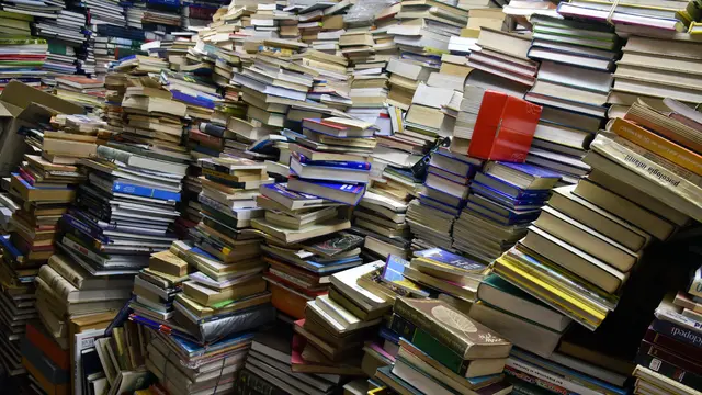 20170608-Pria Kolombia Bikin Perpustakaan dengan 25 Ribu Buku Bekas-AFP