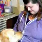 Seekor anjing dilatih untuk membantu seorang wanita yang mengamali cacat jasmani yang jarang ada. 