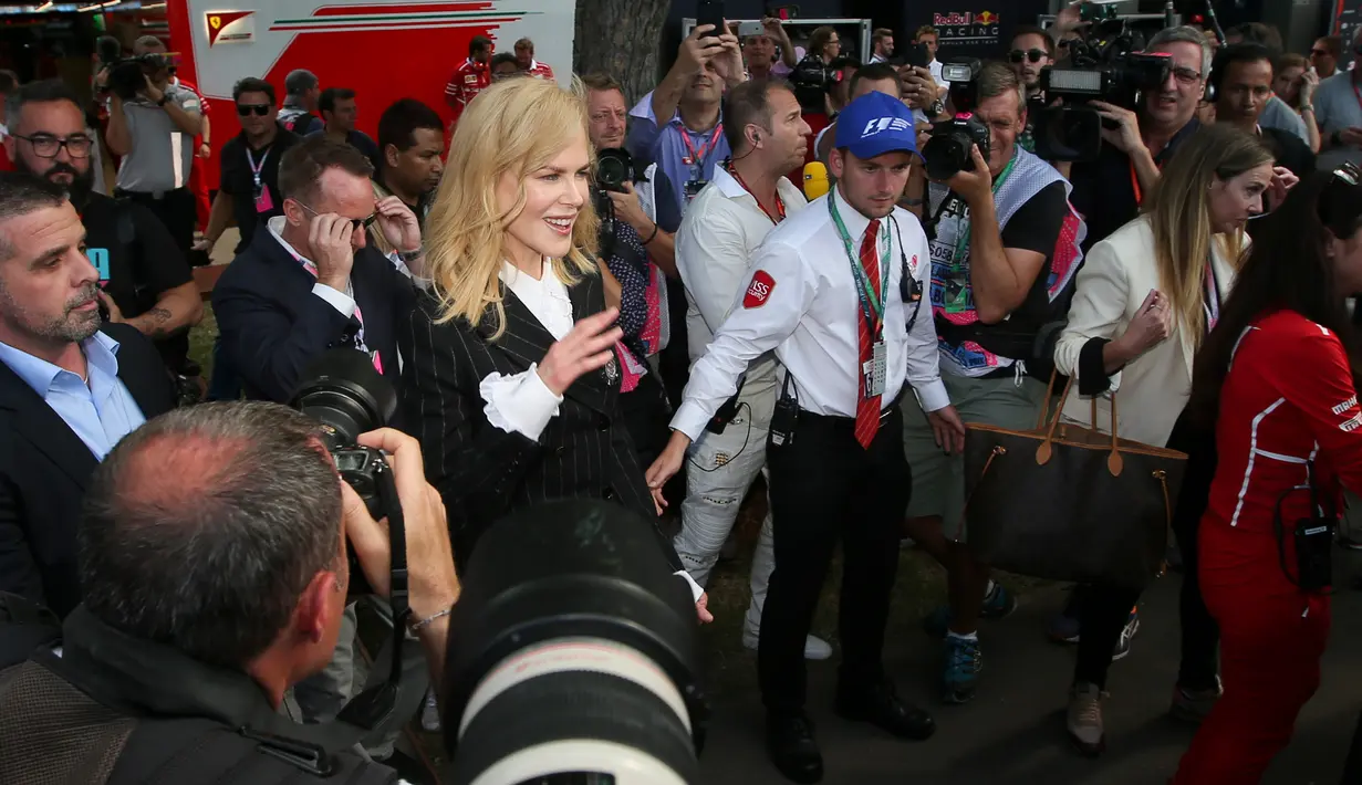 Nicole Kidman berjalan diantara para jurnalis dan fans saat akan menyaksikan latihan dalam balapan Grand Prix F1 Australia di Melbourne, Sabtu (25/3). (AP Photo / Rick Rycroft)