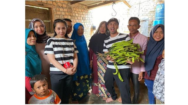 Saat di rumah asistennya ia diberi suguhan pete, Raffi terlihat sangat bahagia.