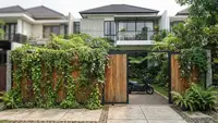 18 Model Pagar dengan Gerbang Kayu yang Terlihat Natural untuk Hunian Idaman
