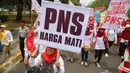 Ribuan bidan dari berbagai daerah membawa poster saat berunjuk rasa di depan Istana Merdeka, Jakarta, Senin (28/9/2015). Dalam aksinya, mereka menuntut pengangkatan status kepegawaian menjadi pegawai negeri sipil (PNS). (Lipuutan6.com/Faizal Fanani)