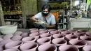 Perajin menyelesaikan pembuatan keramik secara handmade di Pekunden Pottery, Bojongsari, Depok, Jawa Barat, Rabu  (22/9/2021). Dalam sebulan, Pekunden Pottery mampu memproduksi 300-400 buah keramik sesuai pesanan khusus, baik dari hotel maupun kafe tertentu. (merdeka.com/Arie Basuki)