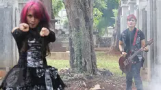 The Virgin beraksi saat proses pembuatan video klip di Museum Taman Prasasti, Jakarta, Sabtu (23/1/2016). Nuansa gothic begitu kental di video klip 'Bungkam' ini. (Liputan6.com/Herman Zakharia)