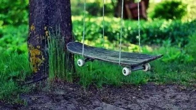6 Ayunan Paling Gokil yang Bentuknya Absurd, Anak-Anak Melongo