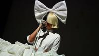 Sia saat konser di The Sziget music festival, Budapest, Hungaria (15/8/2016). (AFP/Attila Kisbenedek)
