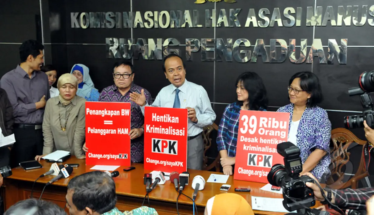 Komnas HAM menerima poster yang berisi dukungan terhadap KPK, Jakarta, Senin (26/1/2015). (Liputan6.com/Panji Diksana)
