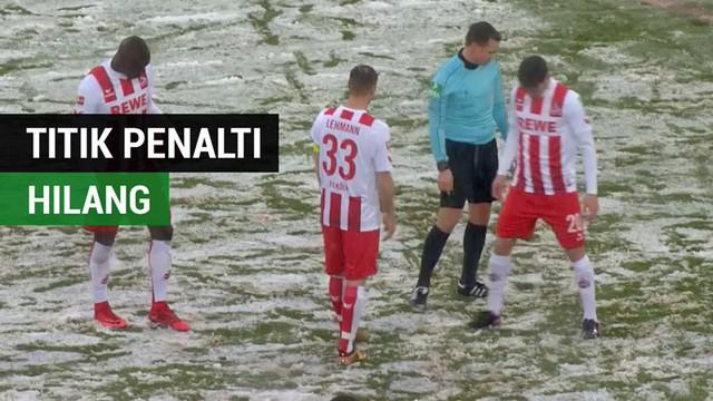 Berita video momen lucu ketika laga Bundesliga, Koln vs Freiburg, sempat tertunda karena titik penalti yang hilang. Seperti apa insidennya?