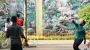 Warga berolahraga bulutangkis di sekitar kawasan Kebun Binatang Ragunan, Jakarta, Minggu (9/10). Kawasan KBR menjadi salah satu lokasi alternatif warga Jakarta untuk berolahraga pada Minggu pagi. (Liputan6.com/Helmi Fithriansyah)