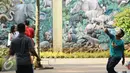 Warga berolahraga bulutangkis di sekitar kawasan Kebun Binatang Ragunan, Jakarta, Minggu (9/10). Kawasan KBR menjadi salah satu lokasi alternatif warga Jakarta untuk berolahraga pada Minggu pagi. (Liputan6.com/Helmi Fithriansyah)