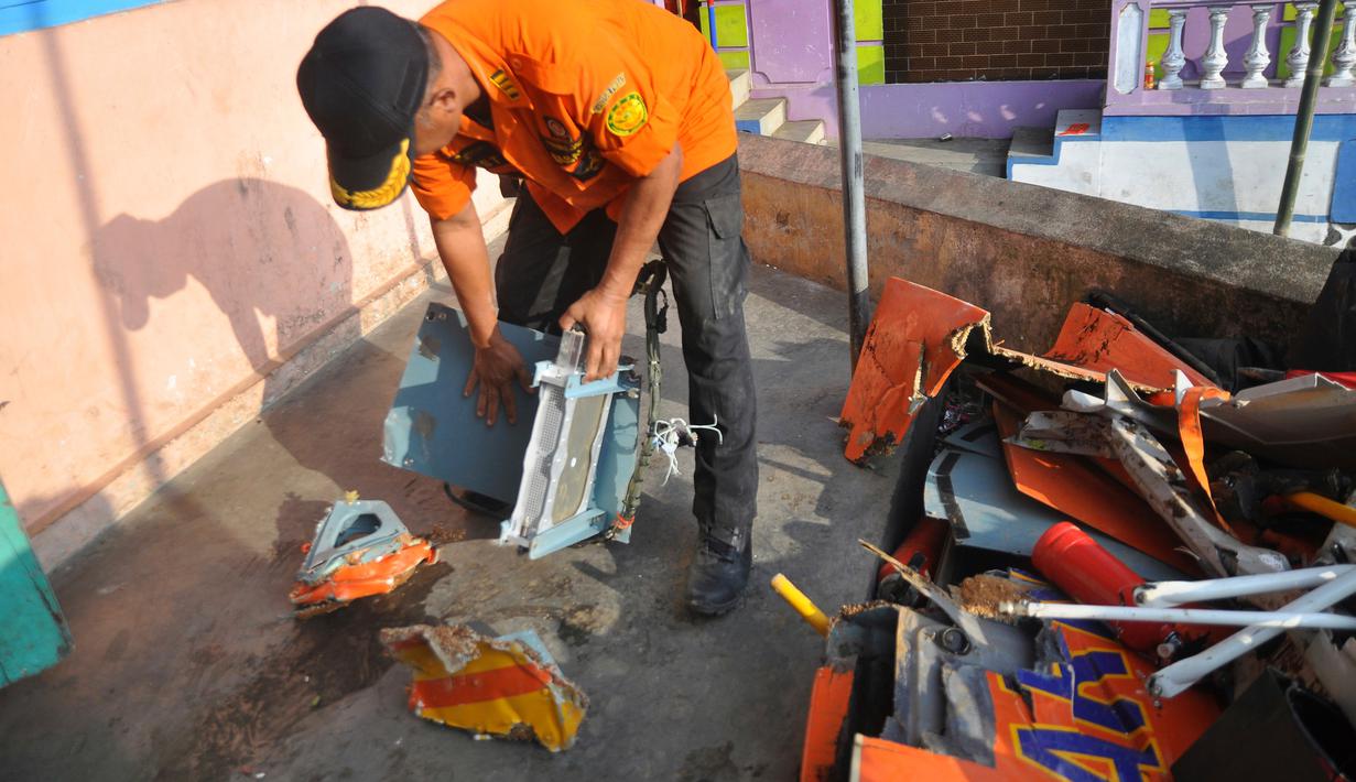 Petugas dari Basarnas memeriksa sisa bangkai helikopter Basarnas yang jatuh di Temanggung, Jawa Tengah (3/7). Petugas dari Basarnas memeriksa sisa bangkai helikopter Basarnas yang jatuh di Temanggung, Jawa Tengah (3/7). (AP Photo)