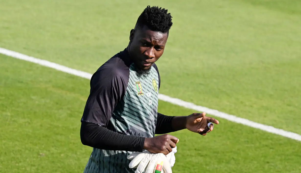 Andre Onana mengalami cedera di laga Kamerun vs Mauritius pada Kualifikasi Piala Dunia 2026. Kiper utama Setan Merah yang tampil sebagai starter itu kemudian digantikan oleh Fabrice Ondoa pada menit ke-81 karena otot pahanya bermasalah. (AFP/Issouf Sanogo)