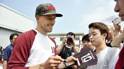  Mantan Penyerang Jerman, Lukas Podolski memberikan tanda tangan kepada penggemarnya saat upacara penyambutan di Kobe, Jepang barat, (6/7). Podolski akan bermain untuk klub Jepang Vissel Kobe. (Tsuyoshi Ueda/Kyodo News via AP)