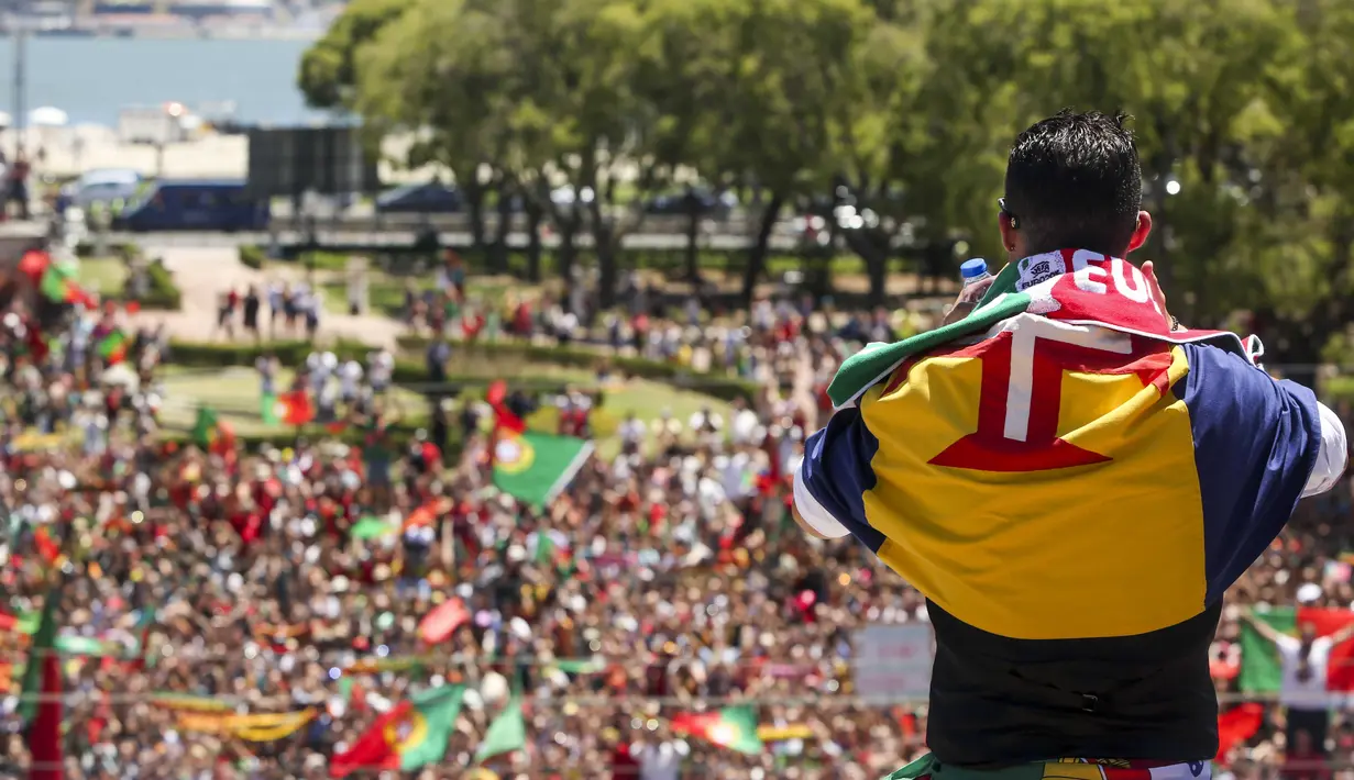 Cristiano Ronaldo memberikan salam hangat dengan ciuman kepada fans saat parade perayaan juara piala Eropa 2016 diBelem Palace,Lisbon, Portugal, (11/7/2016). (AFP/Nuno Fox)