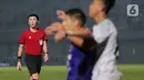 Wasit asal Jepang, Yusuke Araki, memimpin pertandingan antara Persita Tangerang Vs Persikabo 1973 pada laga pekan ke-22 BRI Liga 1 2023/2024 di Stadion di Indomilk Arena, Tangerang, Minggu (10/12/2023). Persita menang dengan skor 2-1. (Bola.com/M Iqbal Ichsan)