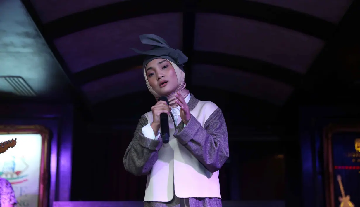 Penyanyi jebolan ajang pencarian bakat, Fatin Shidqia Lubis merilis lagu religi jelang ramadan. Penyanyi berjilbab itu mendaur ulang lagu yang dipopulerkan penyanyi legenda Chrisye. (Nurwahyunan/Bintang.com)