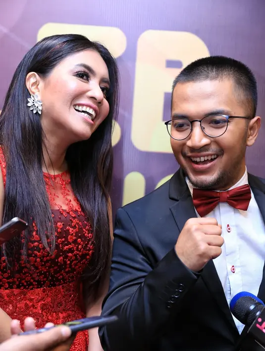 Pasangan yang terpaut usia 11 tahun itu juga janji akan mengabarkan saat hari bahagianya datang. Kini, keduanya tengah bekerja untuk persiapan pernikahannya. (Adrian Putra/Bintang.com)