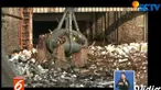 Sampah yang datang sejak dinihari tadi pun langsung diangkut oleh petugas mengantisipi bahaya banjir di Ibu Kota.